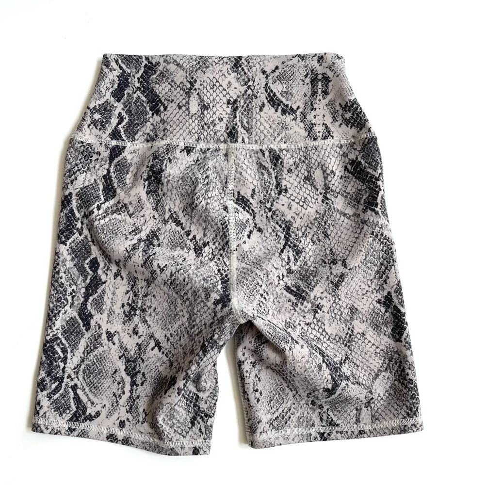 ALO Yoga Snakeskin Vapor Shorts in Bone